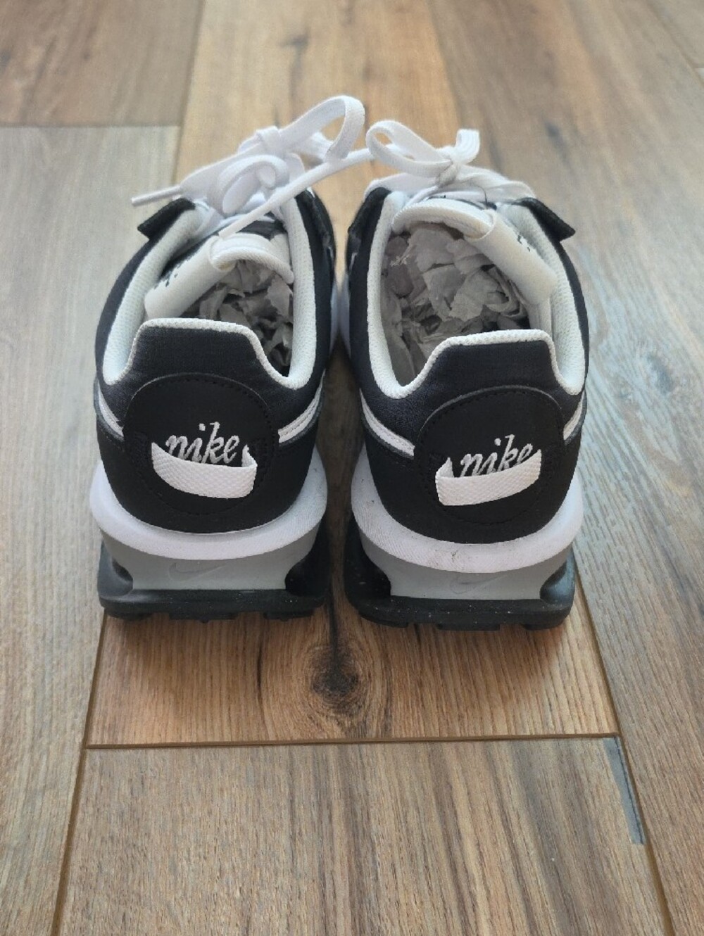 Nike Air Max Pre Day Sneaker, 8.5 Womens, Black/White, Excellent Condition - Picture 3 of 4